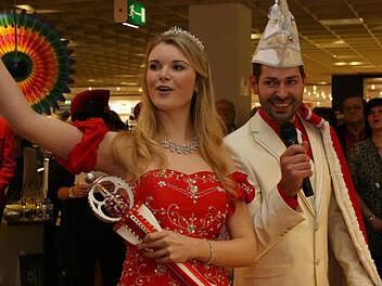 Das stolze neue Prinzenpaar in Hirschaid: Seine Tollität Sebastian II. und ihre Lieblichkeit Elena II. Foto: Werner Baier