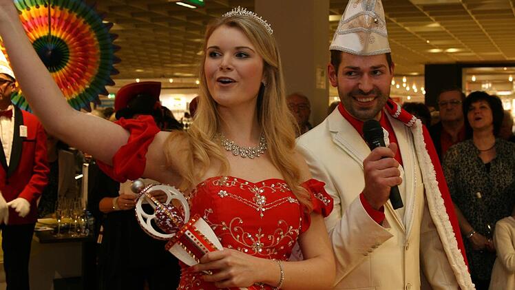 Das stolze neue Prinzenpaar in Hirschaid: Seine Tollität Sebastian II. und ihre Lieblichkeit Elena II. Foto: Werner Baier