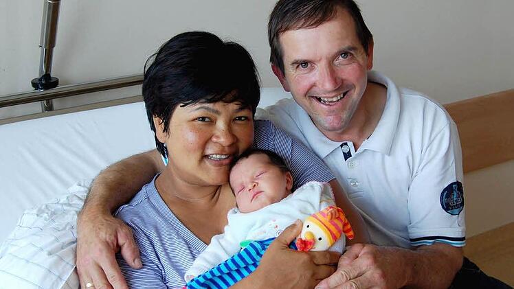 Narumol mit Töcherchen Jorafina Martina und Mann Josef. Foto: RTl