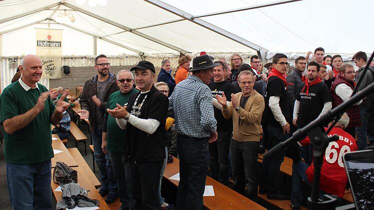 So feiern die Schützen in Vestenbergsgreuth: auf Bänken stehend  Foto: Evi Seeger