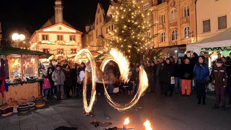 Feuer- und Lasershow von Markus Just auf dem Bad Kissinger Weihnachtsmarkt 2016. Foto: Peter Rauch