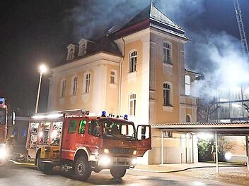 Aus dem Verwaltungsgebäude drang damals starker Rauch. Foto: Ronald Rinklef