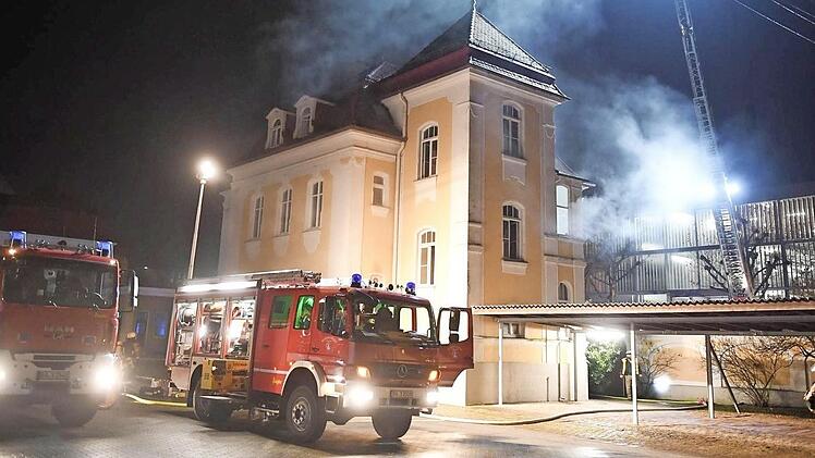 Aus dem Verwaltungsgebäude drang damals starker Rauch. Foto: Ronald Rinklef