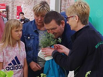 Yvonne Müller stellte den Kindern und ihren Eltern verschiedene Kräuter vor. Foto: Heike Schülein