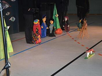 Mit bezaubernden, bunt bemalten und kostümierten  Marionettenpuppen begeistert das mobile Marionettentheater "Muggnpfiffer" über 160 Kinder in der Leßbachtalhalle mit dem Puppenspiel "Bruzzelia Quasselfuß".Karl-Heinz Hofmann