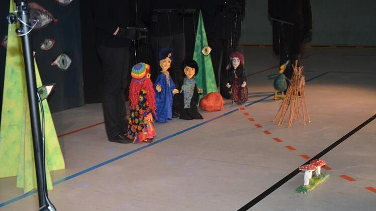 Mit bezaubernden, bunt bemalten und kostümierten  Marionettenpuppen begeistert das mobile Marionettentheater "Muggnpfiffer" über 160 Kinder in der Leßbachtalhalle mit dem Puppenspiel "Bruzzelia Quasselfuß".Karl-Heinz Hofmann