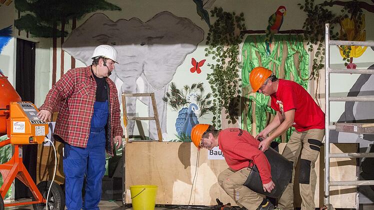 Auf der H&ouml;rder Baustelle brachten die Arbeiter Harald Gerber (rechts) Uwe Fischer (Mitte) ihren Vorarbeiter Holger Bergmann mehrmals an den Rand der Verzweiflung.