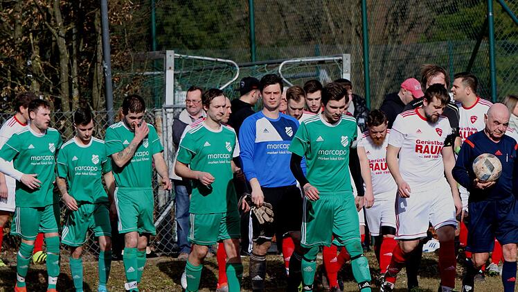 Nach der langen Winterpause starteten die Mannschaft mit neuem Elan in die Rückrunde, die VfR-Spieler im grünen Trikot. Fotos: Günther Geiling