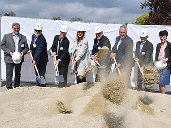 Landrat Michael Busch, Harald Neubarth und Thomas Siebenhaar (beide Projekt Bauart), Bürgermeisterin Birgit Weber, OB Norbert Tessmer, Innenminister Joachim Hermann, Rainer Dippold (Niersberger) und Landtagsabgeordnete Susann Biedefeld (von links) setzten symbolisch die Arbeiten in Gang.Ronald Rinklef