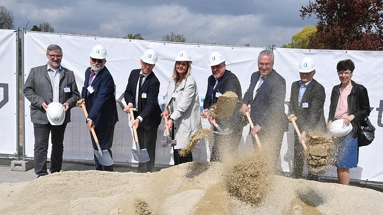 Landrat Michael Busch, Harald Neubarth und Thomas Siebenhaar (beide Projekt Bauart), Bürgermeisterin Birgit Weber, OB Norbert Tessmer, Innenminister Joachim Hermann, Rainer Dippold (Niersberger) und Landtagsabgeordnete Susann Biedefeld (von links) setzten symbolisch die Arbeiten in Gang.Ronald Rinklef