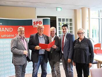 Vier Gratulanten für einen Alt-OB (von links): Landrat Michael Busch, Norbert Kastner, Neustadts Oberbürgermeister Frank Rebhan, Stefan Sauerteig und Petra Schneider, Vorsitzende der Stadtratsfraktion und von Kastners Ortsverein Süd-Ost. Foto: Simone Bastian