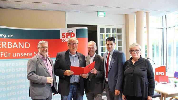 Vier Gratulanten für einen Alt-OB (von links): Landrat Michael Busch, Norbert Kastner, Neustadts Oberbürgermeister Frank Rebhan, Stefan Sauerteig und Petra Schneider, Vorsitzende der Stadtratsfraktion und von Kastners Ortsverein Süd-Ost. Foto: Simone Bastian