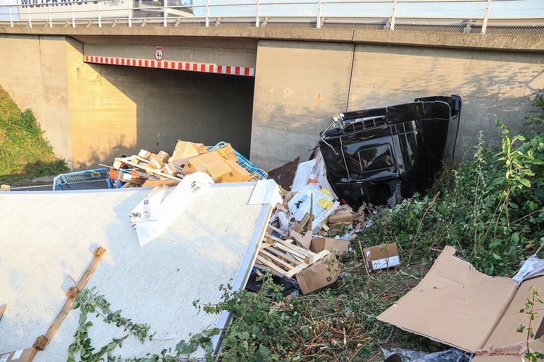 Bei Würzburg: Spektakulärer Sturz auf der A3 – Sattelzug fällt  von Autobahnbrücke auf Staatsstraße