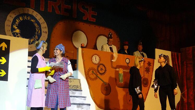 Gitti Klöffel (2.v.l.) und Gitte Kleinhenz (links) mit den Kleinhenz-Schwestern Anna und Theresa beim Sketch auf der Bühne. Pierre Strecker
