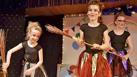"Kleine Hexen" wirbelten bei den "Dancing Kids" über die Bühne.