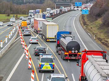 Vor der Lanzendorfer Talbrücke stockt der Verkehr. Vor allem Lastwagen-Fahrer brauchen viel Geduld. Der Rückstau auf der rechten Fahrspur geht teils bis Gefrees. Fotos: Alexander Hartmann
