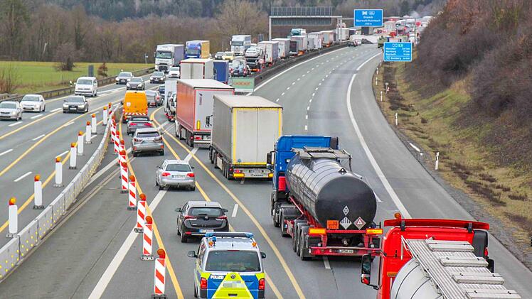 Vor der Lanzendorfer Talbrücke stockt der Verkehr. Vor allem Lastwagen-Fahrer brauchen viel Geduld. Der Rückstau auf der rechten Fahrspur geht teils bis Gefrees. Fotos: Alexander Hartmann