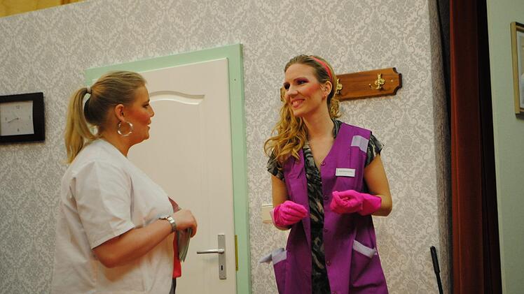 Schwester Elsemarie (Lisa Nowak) und "Bodenkosmetikerin" Olga (Anne Heublein) haben ihre liebe Not, die Aufregungen in der Klinik einzudämmen. Foto: Evelyn Schneider