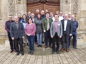 Interessierte Stadt- und Gemeinderäte sowie die Bürgermeister und  Vertreter des Amtes für ländliche Entwicklung nahmen an einem zweitägigen Workshop zur  Evaluierung der Arbeit der Kreuzbergallianz in der Schule der Dorf- und  Flurentwicklung in Klosterlangheim teil.  Elke Fuchs Schule der  Dorf- und Flurentwicklung in Klosterlangheim