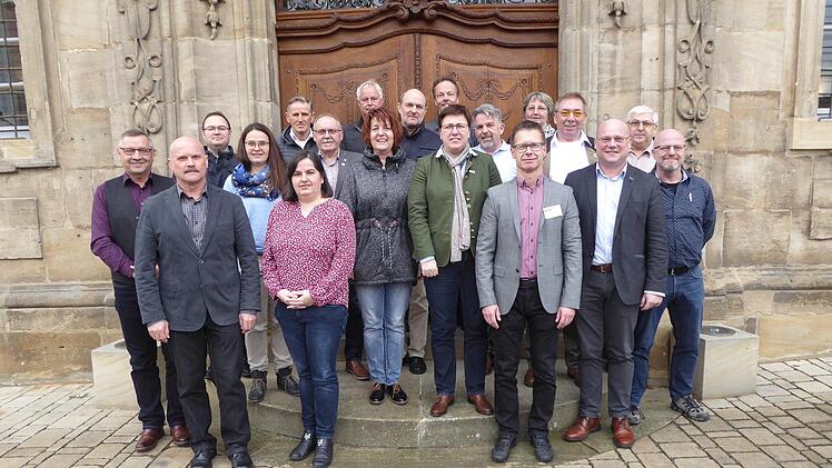 Interessierte Stadt- und Gemeinderäte sowie die Bürgermeister und  Vertreter des Amtes für ländliche Entwicklung nahmen an einem zweitägigen Workshop zur  Evaluierung der Arbeit der Kreuzbergallianz in der Schule der Dorf- und  Flurentwicklung in Klosterlangheim teil.  Elke Fuchs Schule der  Dorf- und Flurentwicklung in Klosterlangheim