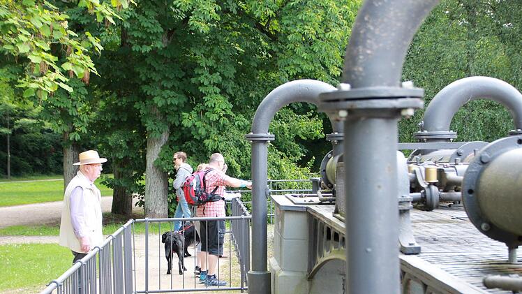 Die historische Freipumpe am Gradierbau in Bad Kissingen läuft ab sofort immer dienstags zwischen zehn und 17 Uhr. Foto: Benedikt Borst