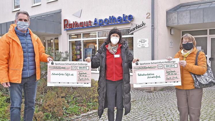Rathaus Apotheke Euerbach (Mitte): Angelika Wernke, Ernst Gehling Tafel Schweinfurt (links) und Ursula Pöpperl (Vorsitzende Förderverein Palliativstation Schweinfurt (rechts)  Fotos: Christian Bayer