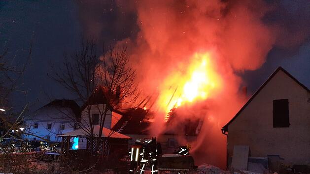 Dachstuhl in Vollbrand: Flammen zerstören Fachwerkhaus