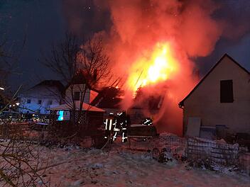 Dachstuhl in Vollbrand: Flammen zerstören Fachwerkhaus