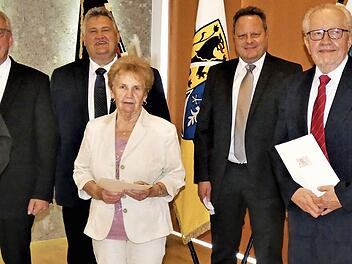 Staatliche Ehrenzeichen hat Landrat Klaus Peter Söllner an verdiente Bürger des Landkreises übergeben. Unser Bild zeigt (von links) Peter Rösch, die Bürgermeister Harald Hübner und Gerhard Schneider, Linda Fischer, Oberbürgermeister Ingo Lehmann, Günter Zech und Landrat Klaus Peter Söllner.