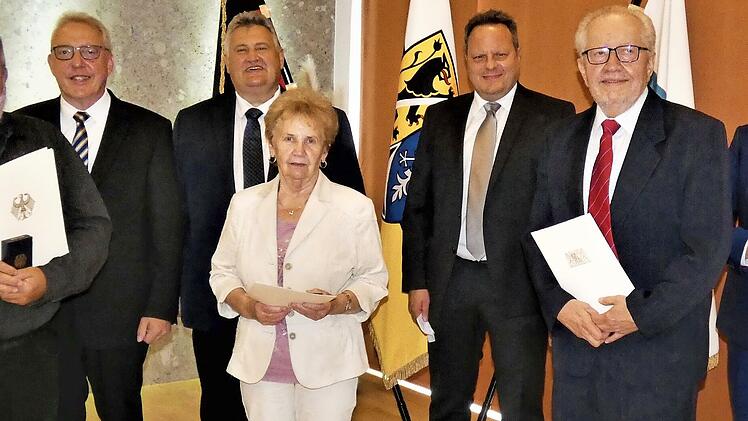 Staatliche Ehrenzeichen hat Landrat Klaus Peter Söllner an verdiente Bürger des Landkreises übergeben. Unser Bild zeigt (von links) Peter Rösch, die Bürgermeister Harald Hübner und Gerhard Schneider, Linda Fischer, Oberbürgermeister Ingo Lehmann, Günter Zech und Landrat Klaus Peter Söllner.
