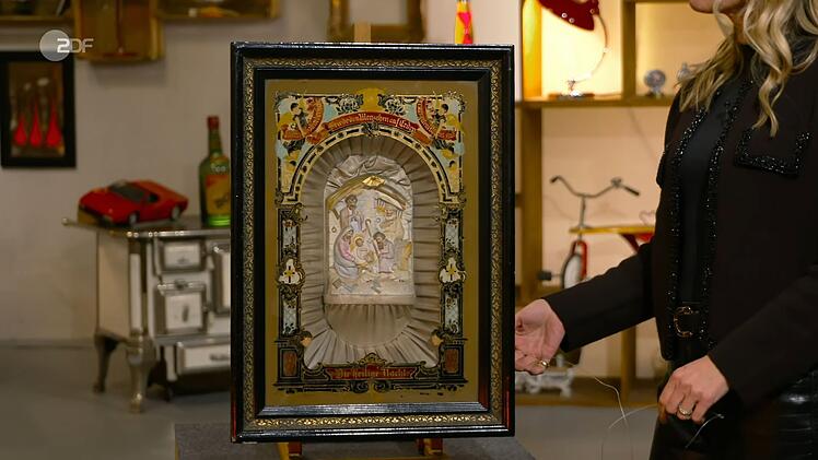 Die Spieluhr mit Weihnachtsmotiv aus Biskuitporzellan aus der Zeit um 1900 hatte einen Wert von 150 bis 350 Euro. Christian Vechtel zahlte 150 Euro.