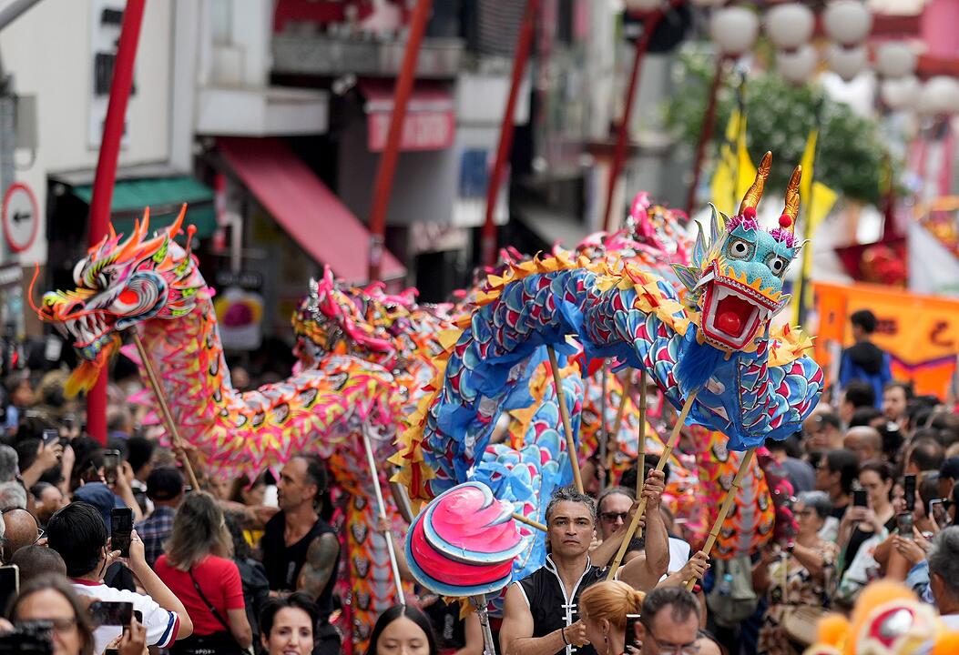 Chinesisches Neujahr - Drachentanz zum Jahr des Pferdes