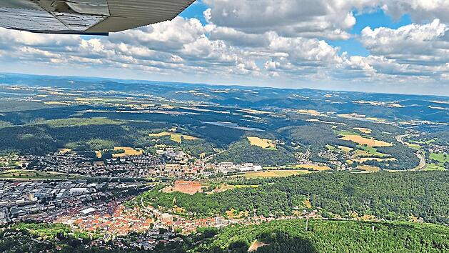 Die Luftbeobachter beim Flug &uuml;ber Kulmbach mit seinem Wahrzeichen Plassenburg.Michael Benz