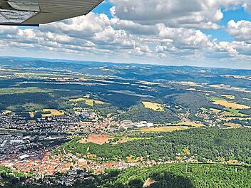 Die Luftbeobachter beim Flug &uuml;ber Kulmbach mit seinem Wahrzeichen Plassenburg.Michael Benz