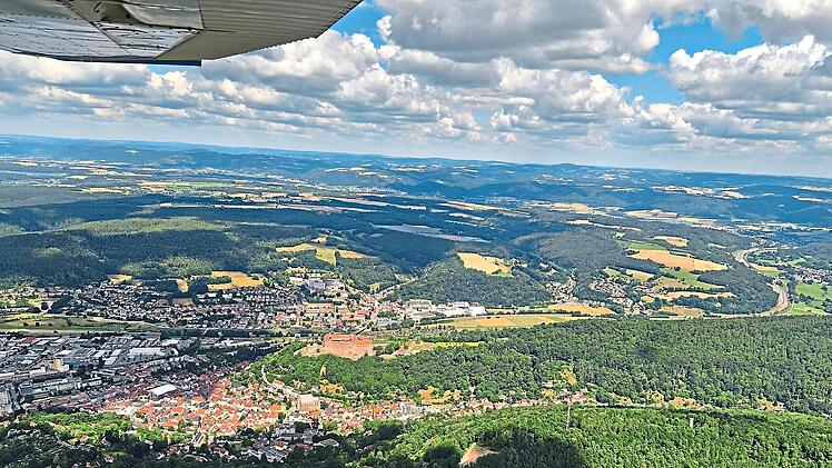 Die Luftbeobachter beim Flug &uuml;ber Kulmbach mit seinem Wahrzeichen Plassenburg.Michael Benz