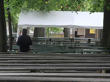 Morgens um 9 Uhr sind die 11 000 Bierbänke auf der Bergkirchweih unbesetzt. Foto: Michael Busch