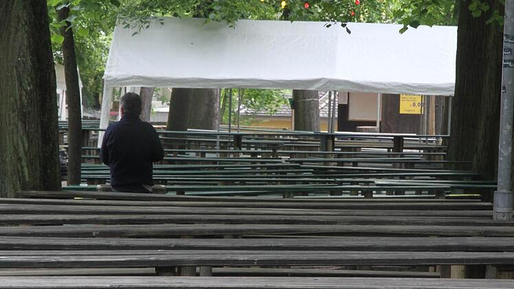 Morgens um 9 Uhr sind die 11 000 Bierbänke auf der Bergkirchweih unbesetzt. Foto: Michael Busch