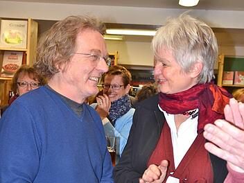 Irene Peter, der das Buchgeschäft in Ebermannstadt gehört, unterhält sich mit Herausgeber und Verleger Michael Müller. Foto: Roppelt