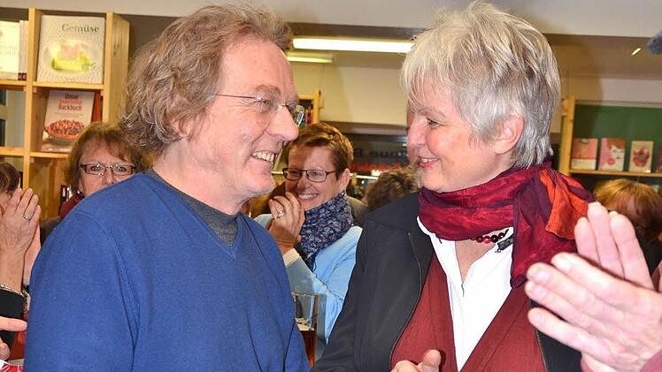 Irene Peter, der das Buchgeschäft in Ebermannstadt gehört, unterhält sich mit Herausgeber und Verleger Michael Müller. Foto: Roppelt