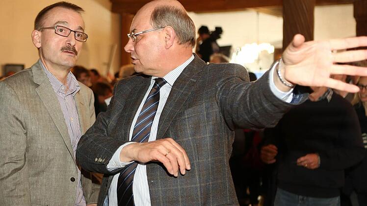 Dritter Bürgermeister Hans-Heinrich Ulmann (rechts) wird seinen Posten kaum behalten können. CSU-Fraktionsvorsitzender Hans-Herbert Hartan (links) gilt als einer von mehreren möglichen Nachfolgern, hält sich aber mit Äußerungen zurück. Seine Parteifreundin Birgit Weber hat hingegen bereits offiziell ihr Interesse bekundet.  Foto: Barbara Herbst