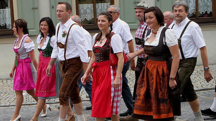 Eingerahmt von "Dirndl-Frauen" führte Bürgermeister Michael Ziegler den Festzug an; von links Stadträtin Isabella Friedrich, Realschul-Direktorin Manuela Küfner,Bürgermeister Michael Ziegler, Stadträtin Julia Müller und Stadtteilsprecherin Jutta Aumüller.