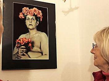 Gisela Kern (rechts) bewundert die Ausstellung von Angela Mutti. Das Bild einer krebskranken Frau mit Rosenschmuck findet sie besonders bewegend. Foto: Katharina Müller-Sanke