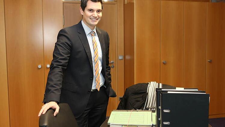 Der "Neue" beim Fotoshooting im Büro Foto: Barbara Herbst