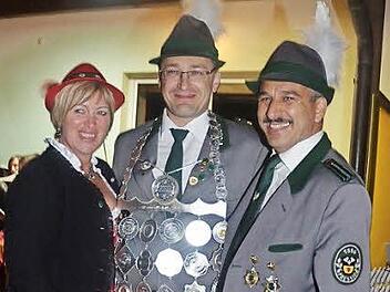 Die neuen Hoheiten der Schützen Pressig: (von links) Ute Iuliano (1. Ritter), Kaiser Michael Reuth, Eduardo Iuliano (2. Ritter).