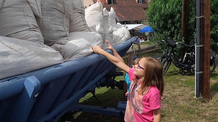 Was wohl in den Säcken ist? Ühlenfest in Obereschenbach.  Foto: Gerd Schaar