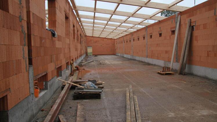 Im Rohbau ist der neue Stall für 2700 Bio-Hühner fertig. Foto: Sonja Adam