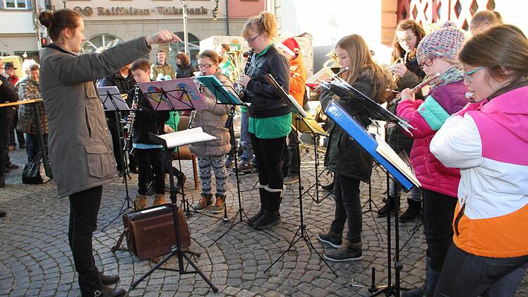 Mit vorweihnachtlichen Liedern stimmten die "Nussolinos" des Musikverein Uetzing-Serkendorf auf die bevorstehenden Festtage ein. Foto: Gerda Völk