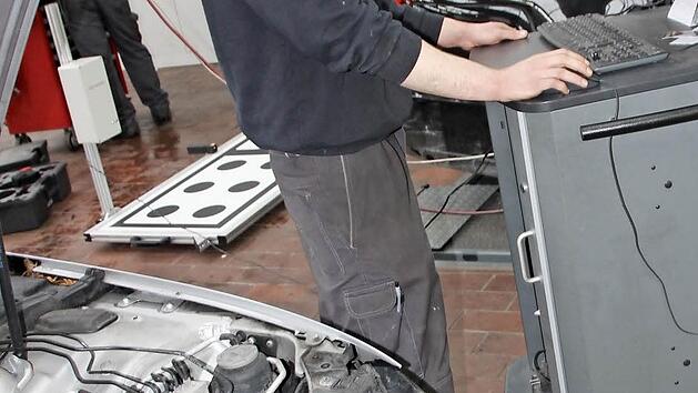 Patrick Hümmer ist einer der Lichtenfelser VAG-Mitarbeiter, die mit dem Diagnose-Testgerät die neue Software aufspielen. Foto: Matthias Einwag