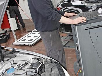 Patrick Hümmer ist einer der Lichtenfelser VAG-Mitarbeiter, die mit dem Diagnose-Testgerät die neue Software aufspielen. Foto: Matthias Einwag