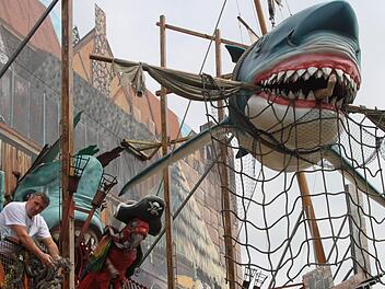 Michael Schneider aus Lippstadt feiert mit seinem Laufgeschäft "Pirates Adventure" auf dem Kulmbacher Volksfest Premiere. Blickfang ist ein sieben Meter langer Hai. Foto: Alexander Hartmann